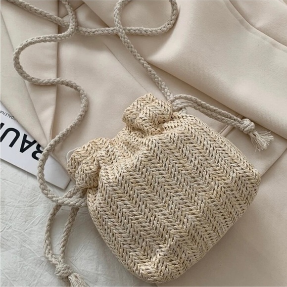 🌸Straw Daisy Drawstring Purse🌸 - Picture 4 of 6